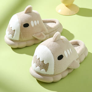Chaussons personnalisés pour femmes, motif requin en peluche, pour intérieur/extérieur, avec design à bout fermé et semelle extérieure en EVA, confortables - Product Image 3