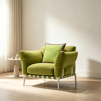 Fauteuil d'appoint moderne vert avocat avec support à sangles tissées, chaise longue nordique en tissu avec pieds en métal blanc, profil bas