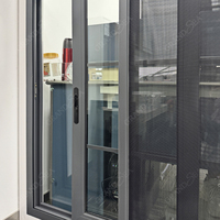 Ventana Corredera de Aluminio Negra de Doble Acristalamiento Exterior de 4 x 6 con Diseño de Rejilla Mosquitera y Protección Antirrobo