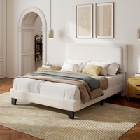 Cadre de lit capitonné en tissu bouclé de luxe avec texture douce et moelleuse, design moderne pour la décoration de la chambre principale