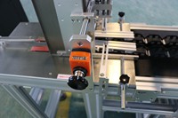 Machine d'étiquetage de cartons avec alimentateur par friction et alimentateur par aspiration pour une ou deux étiquettes