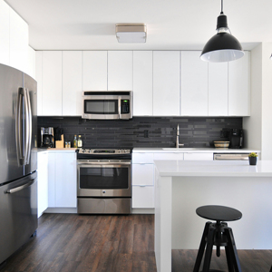 Cuisine moderne sur mesure en chêne de luxe avec plan de travail en quartz pour la décoration intérieure - Product Image 1