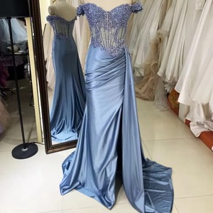 Abito da ballo formale 2025 blu fumo con spalle scoperte, corpetto in pizzo e gonna in raso plissettata a mano, ideale per Black Tie - Product Image 1