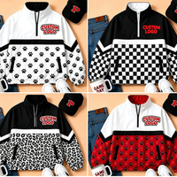 Veste coupe-vent personnalisée rétro avec logo 'P' et motif à carreaux avec empreintes de pattes, coupe ample et confortable, longue, avec fermeture éclair 1/4