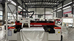 Máquina de corte por láser completamente cerrada para materiales de aislamiento <span class=keywords><strong>Tela</strong></span> con sistema de transportador al vacío - Product Image 3