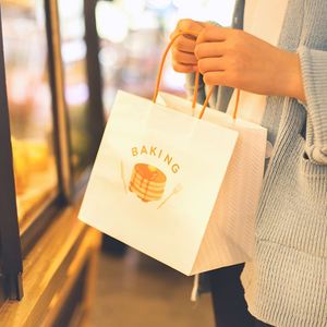 Sacs en papier kraft blanc et brun personnalisés avec logo pour la vente en gros et au détail, sacs à poignées pour la restauration rapide, le lait, les sushis, la gelée, la salade - Product Image 3