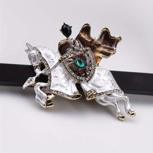 Broche classique en cristal Chevalier des Contes de Fées pour femmes et accessoires de badge équestre pour hommes - Product Image 2