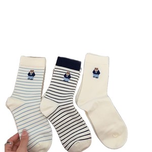 ถุงเท้าลายการ์ตูนหมีสำหรับผู้หญิง ถุงเท้าข้อกลางลายทาง ระบายอากาศ ซับเหงื่อ สไตล์เกาหลี น่ารัก แบบนักศึกษา - Product Image 4