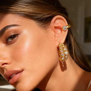 Pendientes de clip en forma de C, chapados en oro de 18k, con circonita, diseño geométrico, para orejas sin perforar - Product Image 1