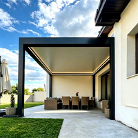Pergola bioclimatique motorisée noire élégante avec bande lumineuse LED intégrée, toit à lamelles réglables pour un espace de vie extérieur luxueux