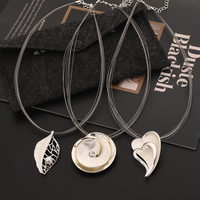 TongLing élégant en alliage de zinc plaqué argent collier court perle évider feuille collier à breloques pour la vente en gros