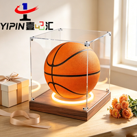 Présentoir rotatif électrique personnalisé en usine, vitrine anti-poussière en acrylique transparent pour ballons de basket avec bande lumineuse LED