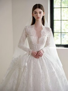S1948Y Nuevo Vestido de Novia Elegante Estilo Corte Real con Encaje Francés, Manga Larga, Cuello en V y Cola de Princesa, Perfecto para Novias Delgadas - Product Image 3