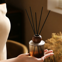 Diffuseur en verre ambré mat avec bouchon en rotin et bille en bois, parfum personnalisable pour projets hôteliers et villas – Vente en gros