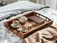 Plateau de service en bois d'acacia massif Addreen avec poignées en métal robustes, taille moyenne 15x10 pouces, plateau décoratif pour le salon