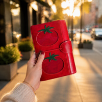 Carnet A6 en cuir PU rouge, motif tomate, design à trois volets avec emplacements pour cartes intégrés, carnet portable en cuir pour la vente en gros en usine