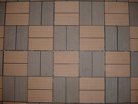 Dalles de terrasse en WPC à emboîtement au design contemporain, finition grain de bois brossé, antidérapantes, imperméables, ignifuges et résistantes à l'humidité (double protection)