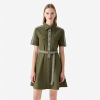 Robe chemise femme vert olive, col pointu, manches longues, boutonnée, ceinturée, poches à rabat, bande contrastante, personnalisable, vente en gros