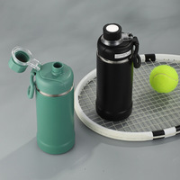 Bouteille d'eau isotherme en acier inoxydable à double paroi de grande capacité de 750 ml pour les sports de plein air, personnalisable, avec poignée