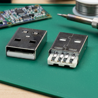 Connecteur USB 2.0 Type A mâle à souder avec angle vertical, contacts en laiton étamé et boîtier en PBT + 30 % fibre de verre UL94V-0