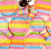 Assiettes, gobelets, serviettes, nappes, pailles, bannières, guirlandes, décorations de gâteau, ballons et fournitures pour fête d'anniversaire arc-en-ciel pastel