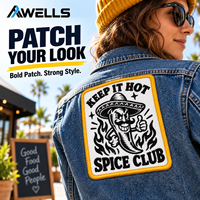 Broderie personnalisée Food Club avec motif Chef à Moustache, texte 'Keep It Hot' et bordure dorée pour vestes, sacs et articles promotionnels AWELLS