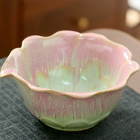 Bol à matcha en céramique fait main avec support pour fouet, design floral élégant, vaisselle en forme de fleur de lotus, Chawan avec bec verseur