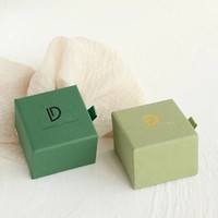 Boîte à montre rectangulaire rigide de luxe personnalisée avec tiroir coulissant, intérieur en velours, matériaux recyclés, finition mate et gaufrage