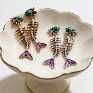 Boucles d'oreilles vintage en forme de squelette de poisson avec perle d'imitation en alliage de zinc, bijoux de fête pour femmes - Product Image 1