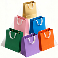 Sac en papier d'art de luxe avec poignée, logo personnalisé en relief et imprimé à l'écran pour un emballage haut de gamme de vêtements et de chaussettes