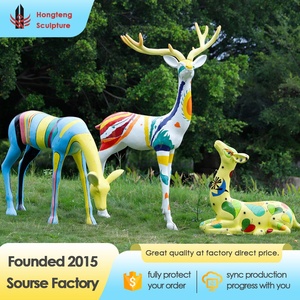 Statue de cerf en fibre de verre, peinte à la main, résistante aux UV, colorée, moderne, créative, attrayante, pour l'aménagement paysager extérieur. - Product Image 3