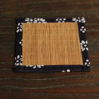 Tapis de thé zen réversible de style japonais avec base en bambou tressé et surface en lin bleu et blanc à motifs floraux pour table