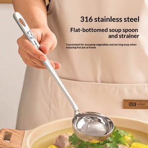 Cuchara para sopa y espumadera de acero inoxidable 316 con mango largo y diseño con orificio para colgar, ideal para cocinar en ollas calientes. - Product Image 5