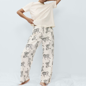 Ensemble de pyjama confortable pour femmes en modal mélangé imprimé, t-shirt à manches courtes couleur crème et pantalon long à jambes larges, vêtements de détente élégants pour toutes les saisons - Product Image 1