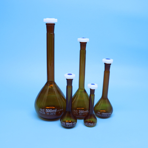 Bình ĐịNh MứC thủy tinh màu nâu được sử dụng trong phòng thí nghiệm với nút nhựa, loại Bình ĐịNh MứC - Product Image 2
