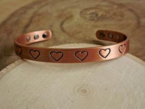 Brazalete Magnético de Cobre con Patrón de Corazón de Calidad Premium, Terapia Energética, Ajustable para Uso Diario, Disponible para la Venta - Product Image 5