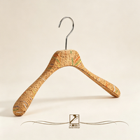 Cintre à vêtements en cuir huilé et bois massif, design centralisé