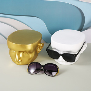 Présentoir <span class=keywords><strong>de</strong></span> lunettes en résine Dake en gros, support <span class=keywords><strong>de</strong></span> lunettes <span class=keywords><strong>de</strong></span> vue <span class=keywords><strong>de</strong></span> bureau durable avec finition brillante pour magasin <span class=keywords><strong>de</strong></span> mode - Product Image 3