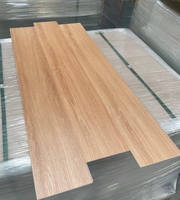 Plancher en vinyle SPC de luxe imperméable de qualité supérieure, plancher en PVC personnalisable pour une utilisation en intérieur, salon et salle de bain