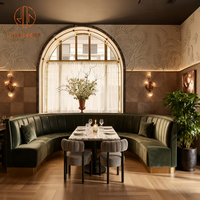 Ensemble de mobilier de restaurant moderne : table, chaises et banquette en tissu velours en forme de U avec assise en pierre frittée carrée pour cafétéria