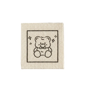 Étiquettes en coton satiné imprimées, de forme carrée, découpées au laser, de haute qualité, personnalisables, lavables et écologiques - Product Image 1