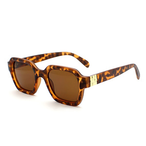 Luxury Modern Gold Decoration Ladies Sun Glasses UV400 Vintage <b>Square</b> Frames Gradient Lens Fashion <b>Sunglasses</b> for Women Men - Product Image 3