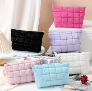 Hot Selling Soft Cosmetic <span class=keywords><strong>Bag</strong></span> Puffer Gepolsterte geste ppte Nylon Toiletry <span class=keywords><strong>Organizer</strong></span> Wasserdichte Schönheit Bunte Hautpflege Beutel Tasche - Product Image 3