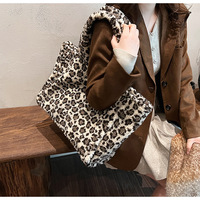 Sac fourre-tout tendance grande capacité imprimé léopard, sac bandoulière décontracté en fausse fourrure pelucheuse style célébrité
