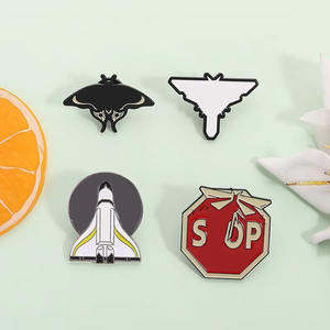 Pin de Solapa Estilo Juego del Fin del Mundo, Popular, Venta al por Mayor, Pin de Esmalte Suave con Diseño de Anime - Product Image 1