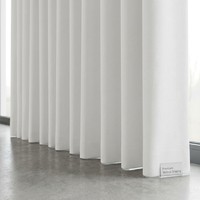 Stores verticaux JSL Hanas en polyester doux et transparent, avec contrôle de la lumière intégré, pour une intimité optimale, traitement de fenêtre haut de gamme sur mesure