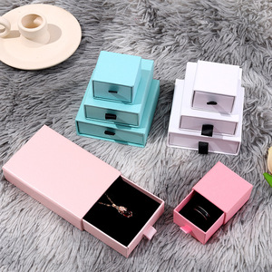 Cajas Rígidas Deslizantes con Logotipo Personalizado para Joyería Pequeña, MOQ Bajo, Venta al Por Mayor, Color Rosa, Laminación Mate, Grabado en Relieve, Reciclables - Product Image 1