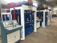 Grande machine mobile semi-automatique de fabrication de briques, machine de moulage de blocs de ciment portative de haute qualité avec sélection de matériaux de qualité supérieure