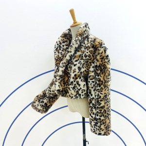 Giacca Corta in Vera Pelliccia di Coniglio Rex con Stampa Leopardata - Giacca di Alta Gamma per Donna - Product Image 2