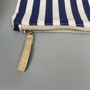 Trousse cosmétique de maquillage par sublimation Trousse de maquillage recyclée Grand sac d'emballage cosmétique noir et blanc de marque privée - Product Image 6